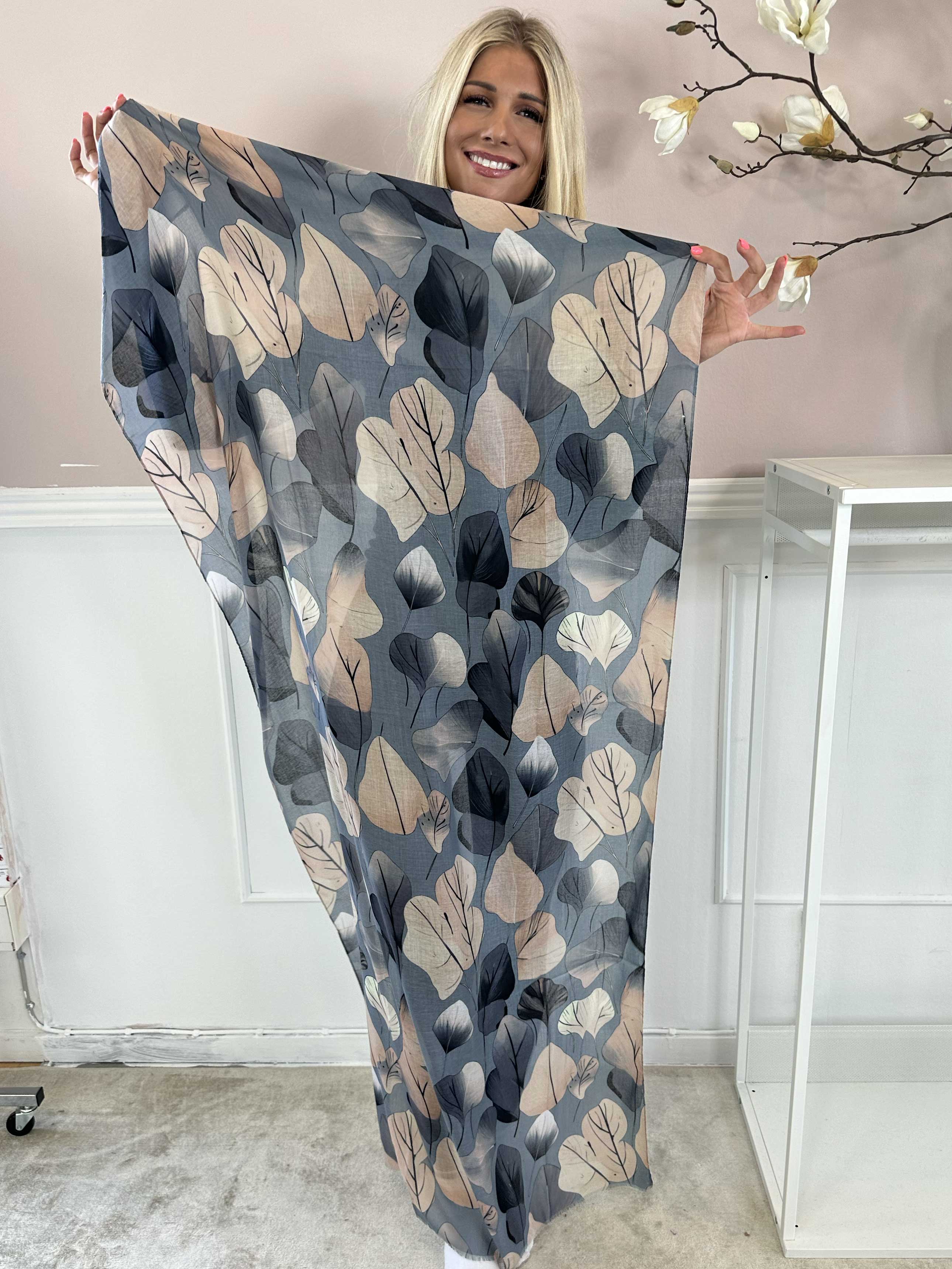 Jana Leaf - Tørklæde i viskose med bladmotiver